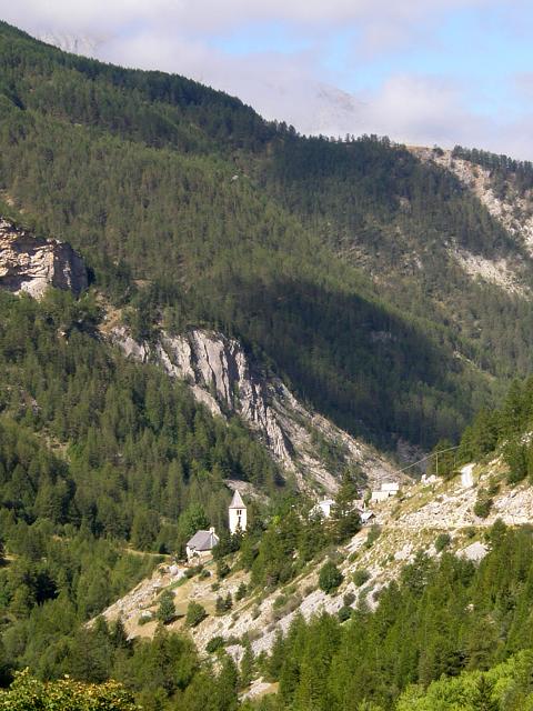 Vesnika nalepen na svahu pi stoupn na Col du Cayolle